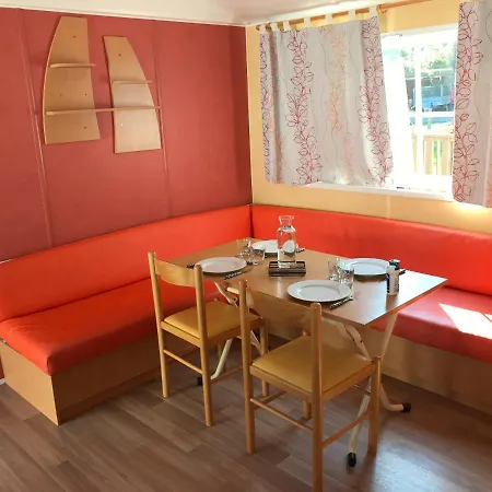 Mobil A Au L'escale Proche De Royan